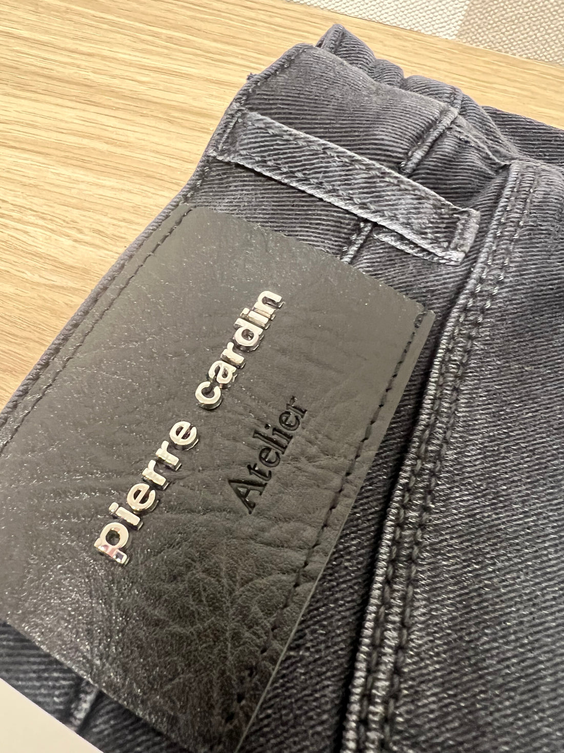 Pierre Cardin PC-LYON TAPERED herenjeans Black Used - achterzijde en merkdetail