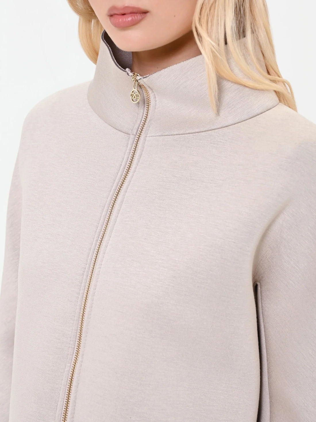 Rinascimento jasje met opstaande kraag beige - detail kraag en ritssluiting
