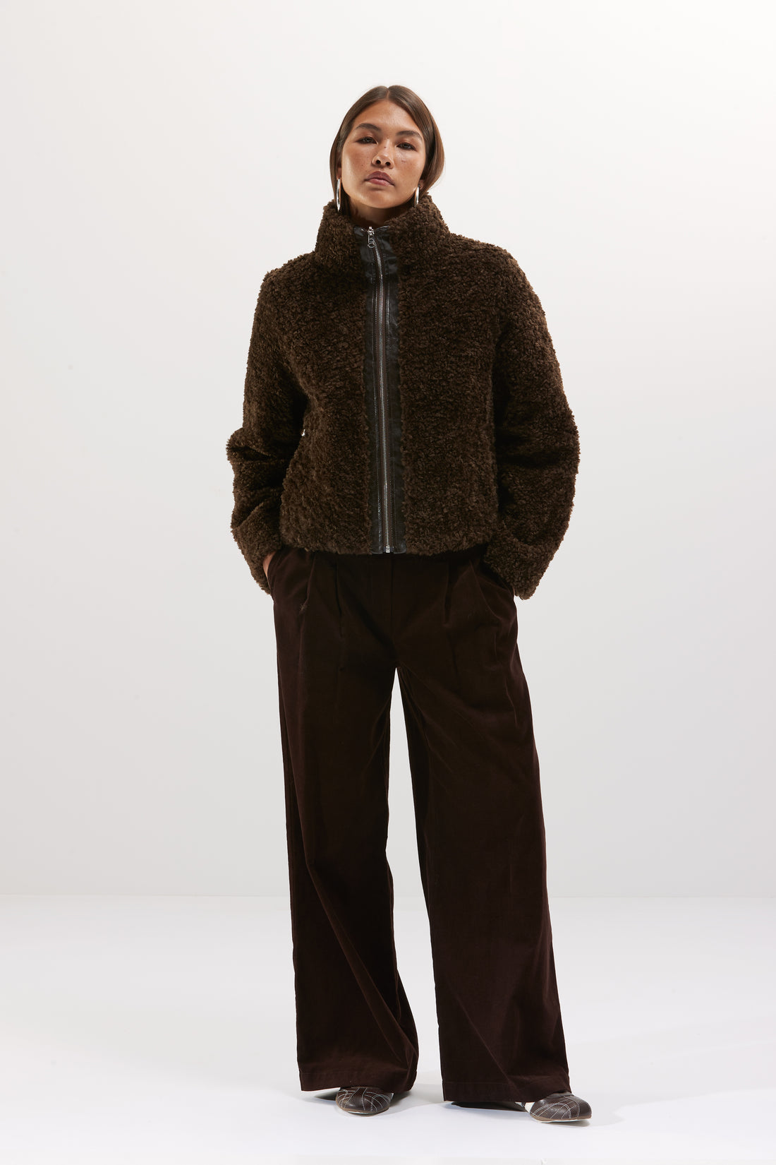ALORA damesvest - Brown - sfeerfoto 2