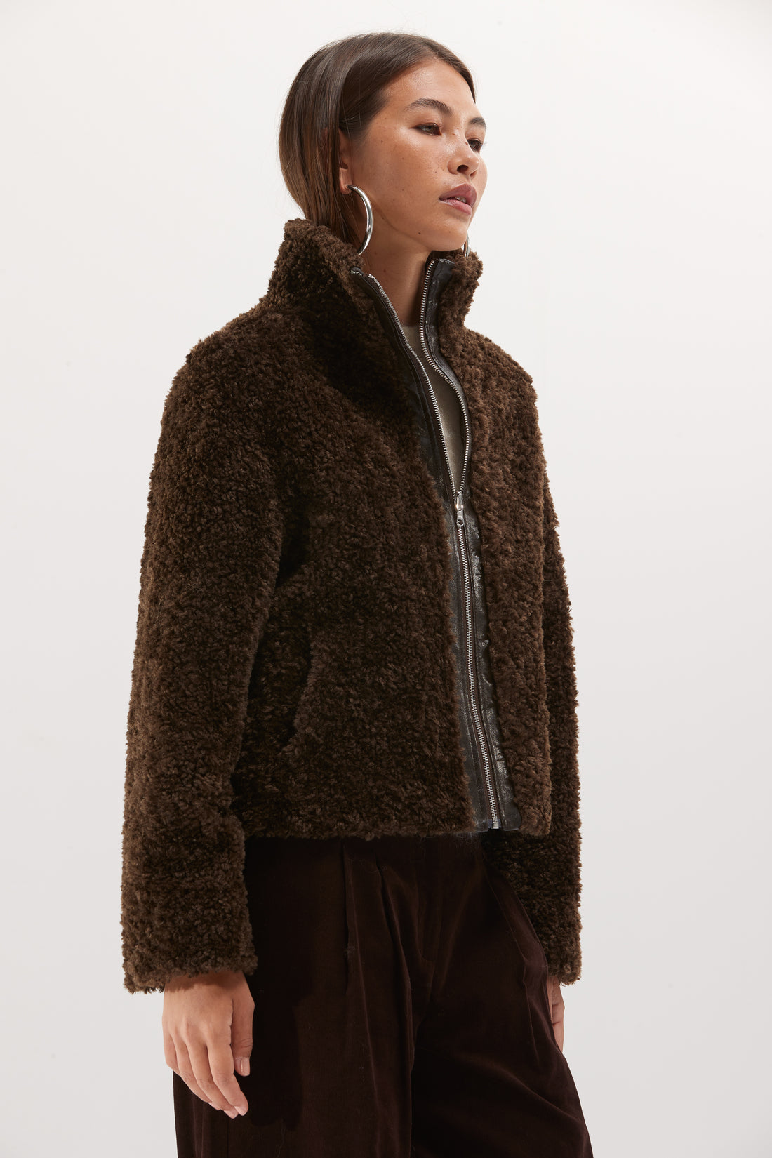 ALORA damesvest - Brown - sfeerfoto 3