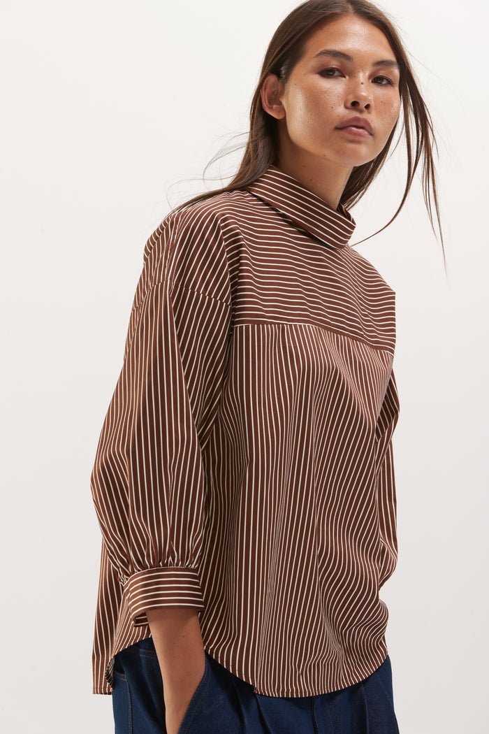 Senso SAXA damesblouse S2924 - Cognac - sfeerfoto 1