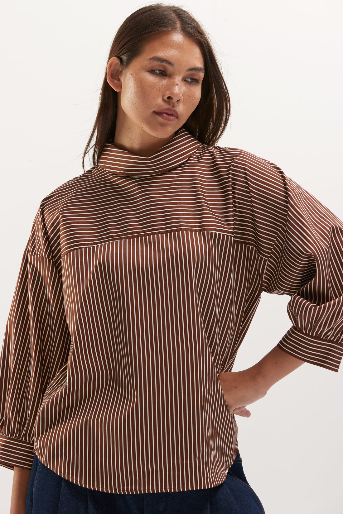 Senso SAXA damesblouse S2924 - Cognac - sfeerfoto 2